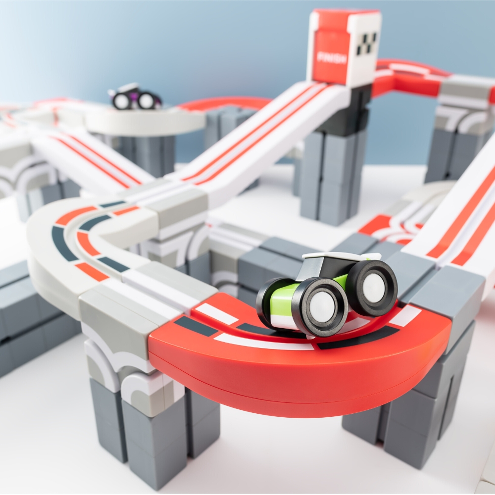 Qbiから2023年新シリーズ「Happy School Bus / Stunt Arena / Speed Champions」の3種が新発売